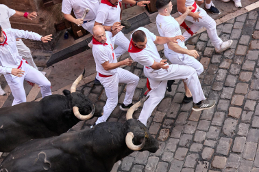 Fotos del octavo encierro de San Fermín 2026 con toros de la ganadería de Jandilla en la plaza del Ayuntamiento.