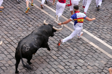 Fotos del octavo encierro de San Fermín 2026 con toros de la ganadería de Jandilla en la plaza del Ayuntamiento.