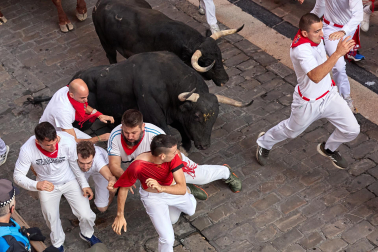 Fotos del octavo encierro de San Fermín 2026 con toros de la ganadería de Jandilla en la plaza del Ayuntamiento.