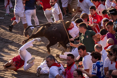 Fotos del octavo encierro de San Fermín 2026 con toros de la ganadería de Jandilla en la plaza del Ayuntamiento.