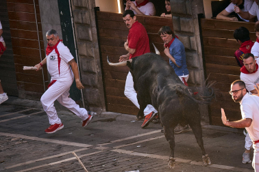 Fotos del octavo encierro de San Fermín 2026 con toros de la ganadería de Jandilla en la plaza del Ayuntamiento.
