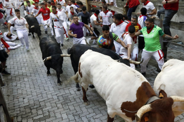 Fotos del octavo encierro de San Fermín 2026 con toros de la ganadería de Jandilla en la bajada al callejón.