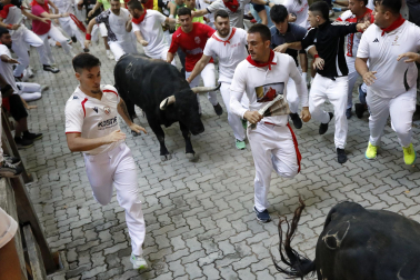 Fotos del octavo encierro de San Fermín 2026 con toros de la ganadería de Jandilla en la bajada al callejón.