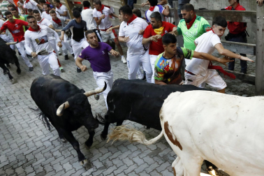 Fotos del octavo encierro de San Fermín 2026 con toros de la ganadería de Jandilla en la bajada al callejón.