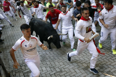 Fotos del octavo encierro de San Fermín 2026 con toros de la ganadería de Jandilla en la bajada al callejón.