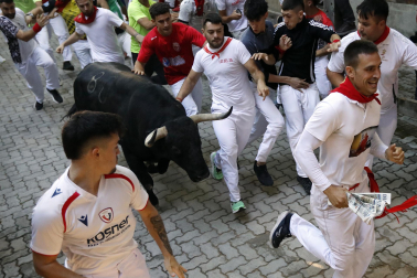 Fotos del octavo encierro de San Fermín 2026 con toros de la ganadería de Jandilla en la bajada al callejón.
