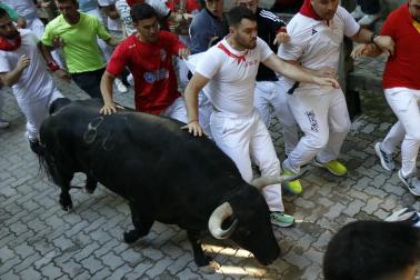 Fotos del octavo encierro de San Fermín 2026 con toros de la ganadería de Jandilla en la bajada al callejón.