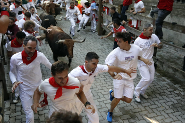 Fotos del octavo encierro de San Fermín 2026 con toros de la ganadería de Jandilla en la bajada al callejón.