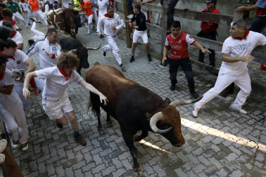 Fotos del octavo encierro de San Fermín 2026 con toros de la ganadería de Jandilla en la bajada al callejón.