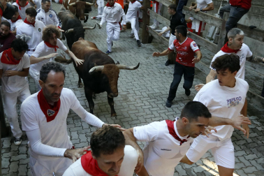 Fotos del octavo encierro de San Fermín 2026 con toros de la ganadería de Jandilla en la bajada al callejón.
