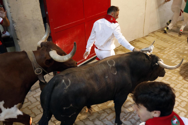 Fotos del octavo encierro de San Fermín 2026 con toros de la ganadería de Jandilla en la bajada al callejón.