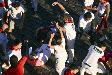 Fotos del octavo encierro de San Fermín 2026 con toros de la ganadería de Jandilla en la plaza del Ayuntamiento.