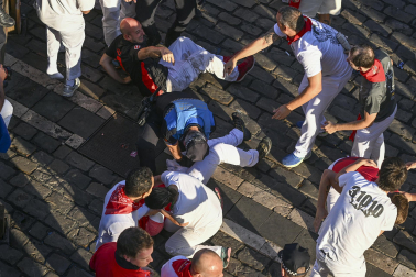Fotos del octavo encierro de San Fermín 2026 con toros de la ganadería de Jandilla en la plaza del Ayuntamiento.