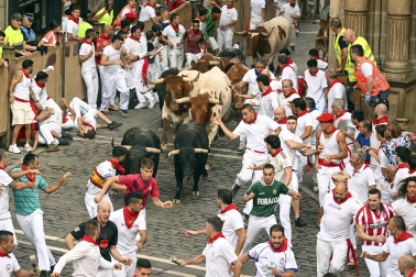 Fotos del octavo encierro de San Fermín 2026 con toros de la ganadería de Jandilla en la plaza del Ayuntamiento.