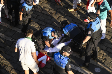 Fotos del octavo encierro de San Fermín 2026 con toros de la ganadería de Jandilla en la plaza del Ayuntamiento.