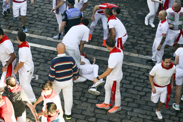 Fotos del octavo encierro de San Fermín 2026 con toros de la ganadería de Jandilla en la plaza del Ayuntamiento.