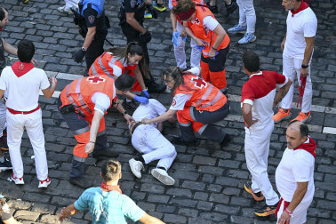 Fotos del octavo encierro de San Fermín 2026 con toros de la ganadería de Jandilla en la plaza del Ayuntamiento.