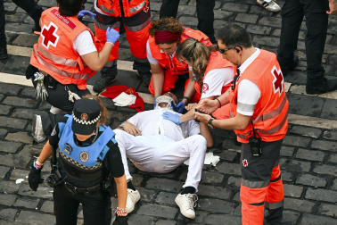 Fotos del octavo encierro de San Fermín 2026 con toros de la ganadería de Jandilla en la plaza del Ayuntamiento.