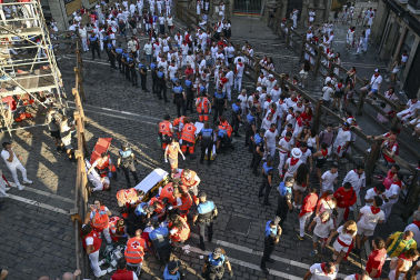 Fotos del octavo encierro de San Fermín 2026 con toros de la ganadería de Jandilla en la plaza del Ayuntamiento.