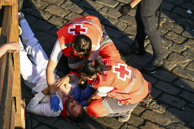 Fotos del octavo encierro de San Fermín 2026 con toros de la ganadería de Jandilla en la plaza del Ayuntamiento.