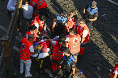 Fotos del octavo encierro de San Fermín 2026 con toros de la ganadería de Jandilla en la plaza del Ayuntamiento.