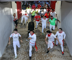 Fotos del octavo encierro de San Fermín 2026 con toros de la ganadería de Jandilla en el callejón.
