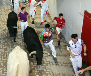 Fotos del octavo encierro de San Fermín 2026 con toros de la ganadería de Jandilla en el callejón.