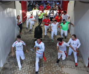 Fotos del octavo encierro de San Fermín 2026 con toros de la ganadería de Jandilla en el callejón.