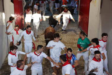 Fotos del octavo encierro de San Fermín 2026 con toros de la ganadería de Jandilla en el callejón.