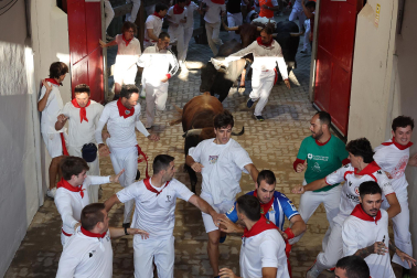 Fotos del octavo encierro de San Fermín 2026 con toros de la ganadería de Jandilla en el callejón.