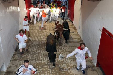 Fotos del octavo encierro de San Fermín 2026 con toros de la ganadería de Jandilla en el callejón.