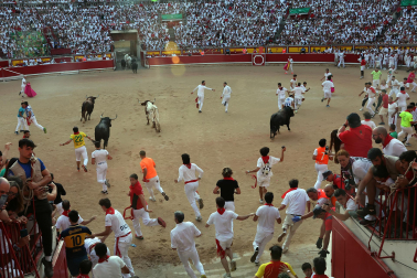 Fotos del octavo encierro de San Fermín 2026 con toros de la ganadería de Jandilla en la plaza de toros.