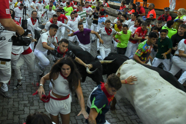 Fotos del octavo encierro de San Fermín 2026 con toros de la ganadería de Jandilla en la bajada al callejón.