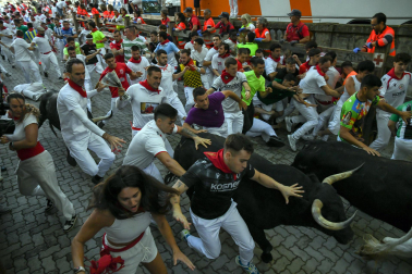 Fotos del octavo encierro de San Fermín 2026 con toros de la ganadería de Jandilla en la bajada al callejón.
