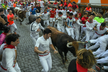 Fotos del octavo encierro de San Fermín 2026 con toros de la ganadería de Jandilla en la bajada al callejón.