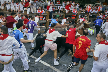Fotos del octavo encierro de San Fermín 2026 con toros de la ganadería de Jandilla en el tramo de Telefónica.