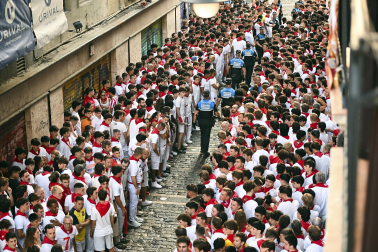 Fotos del octavo encierro de San Fermín 2026 con toros de la ganadería de Jandilla en la plaza del Ayuntamiento.