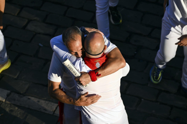 Fotos del octavo encierro de San Fermín 2026 con toros de la ganadería de Jandilla en la plaza del Ayuntamiento.