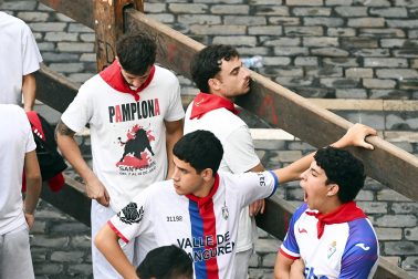 Fotos del octavo encierro de San Fermín 2026 con toros de la ganadería de Jandilla en la plaza del Ayuntamiento.