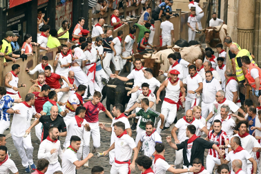 Fotos del octavo encierro de San Fermín 2026 con toros de la ganadería de Jandilla en la plaza del Ayuntamiento.