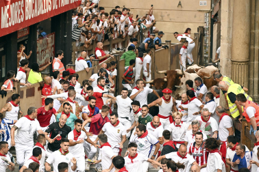 Fotos del octavo encierro de San Fermín 2026 con toros de la ganadería de Jandilla en la plaza del Ayuntamiento.
