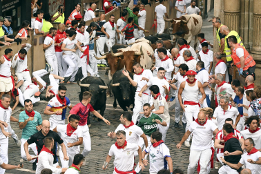 Fotos del octavo encierro de San Fermín 2026 con toros de la ganadería de Jandilla en la plaza del Ayuntamiento.