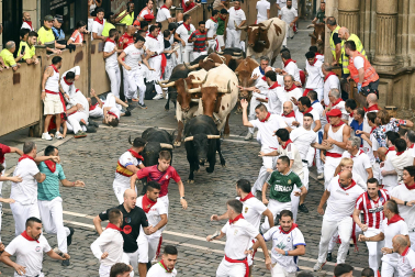 Fotos del octavo encierro de San Fermín 2026 con toros de la ganadería de Jandilla en la plaza del Ayuntamiento.
