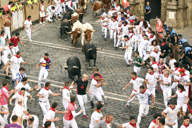 Fotos del octavo encierro de San Fermín 2026 con toros de la ganadería de Jandilla en la plaza del Ayuntamiento.