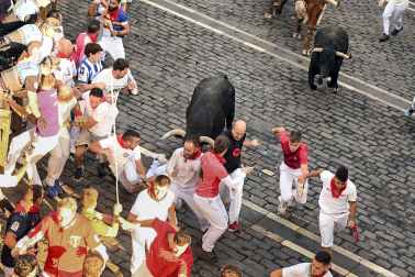 Fotos del octavo encierro de San Fermín 2026 con toros de la ganadería de Jandilla en la plaza del Ayuntamiento.