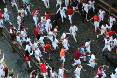Fotos del octavo encierro de San Fermín 2026 con toros de la ganadería de Jandilla en el tramo de Telefónica.