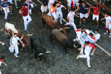 Fotos del octavo encierro de San Fermín 2026 con toros de la ganadería de Jandilla en el tramo de Telefónica.
