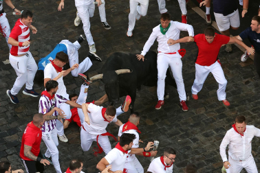Fotos del octavo encierro de San Fermín 2026 con toros de la ganadería de Jandilla en el tramo de Telefónica.
