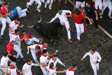 Fotos del octavo encierro de San Fermín 2026 con toros de la ganadería de Jandilla en el tramo de Telefónica.