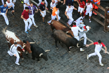 Fotos del octavo encierro de San Fermín 2026 con toros de la ganadería de Jandilla en el tramo de Telefónica.